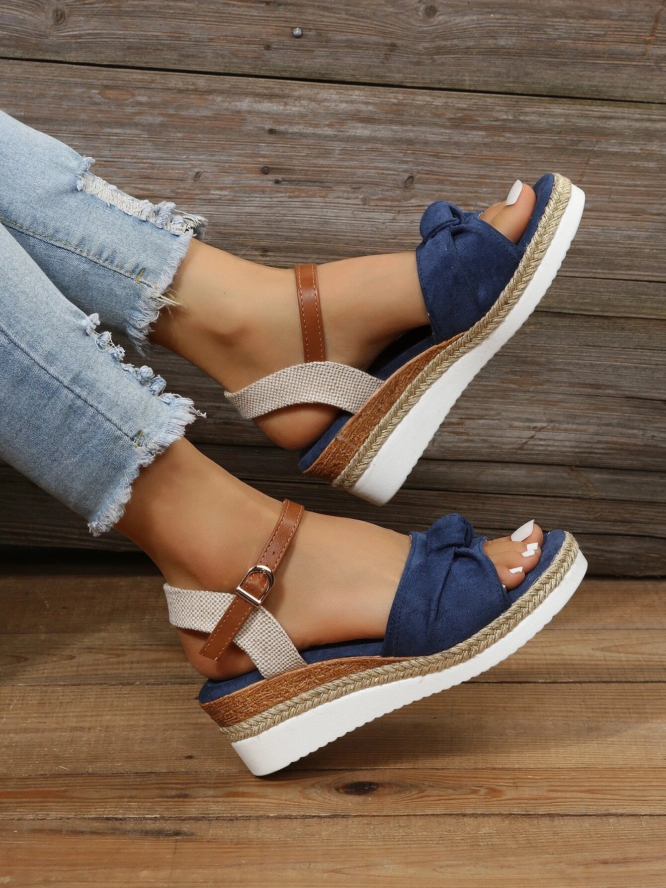 Sandálias femininas leves com detalhes de laço, sandálias perfeitas para as férias de verão